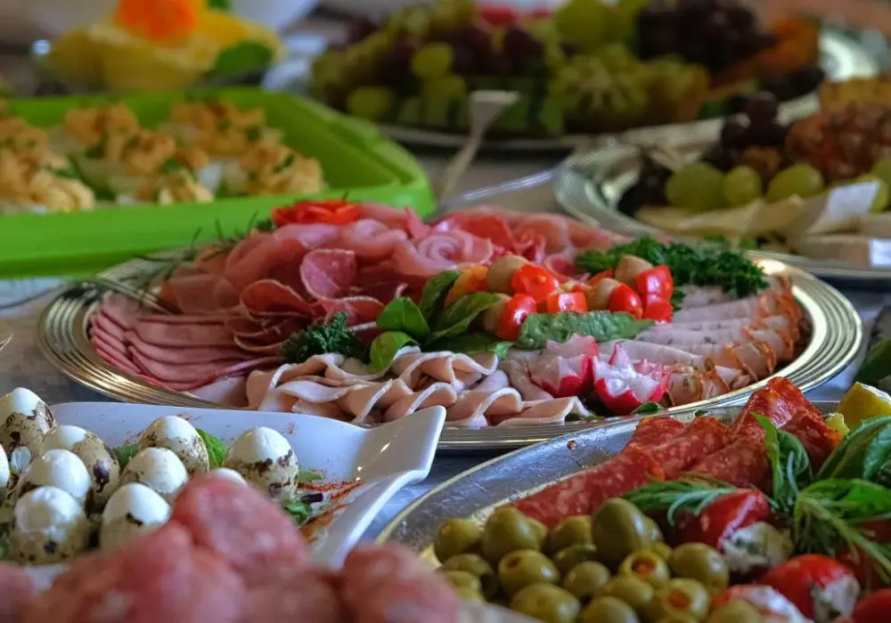 Jakie przekąski na komunie? Zaskocz gości smacznymi pomysłami