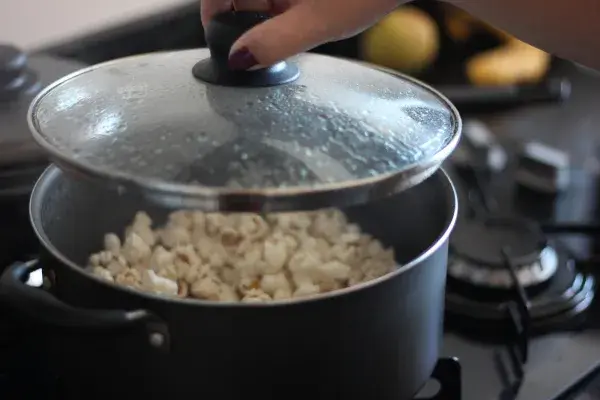 Czy popcorn do mikrofali można zrobić na patelni? Sprawdź, jak!