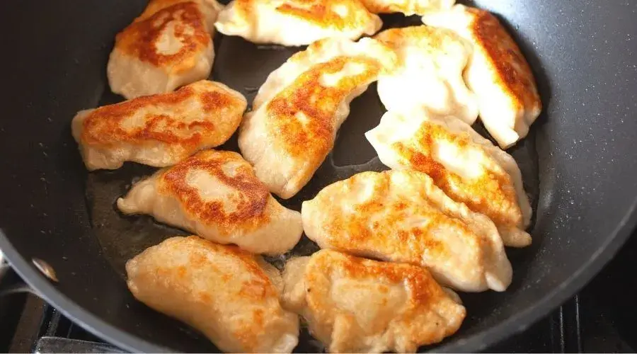 Jak smażyć pierogi na patelni, aby uniknąć przypalenia i przywierania