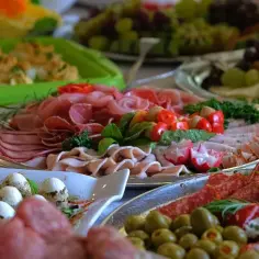 Jakie przekąski na komunie? Zaskocz gości smacznymi pomysłami