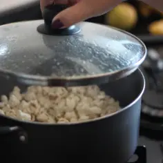 Czy popcorn do mikrofali można zrobić na patelni? Sprawdź, jak!