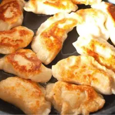 Jak smażyć pierogi na patelni, aby uniknąć przypalenia i przywierania