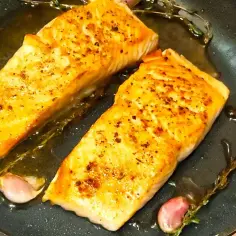 Jak piec łososia na patelni - proste błędy, których warto unikać