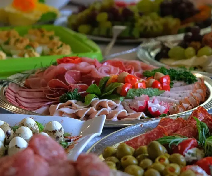 Jakie przekąski na komunie? Zaskocz gości smacznymi pomysłami