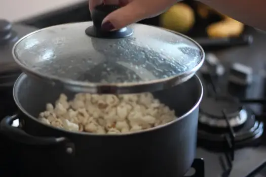 Czy popcorn do mikrofali można zrobić na patelni? Sprawdź, jak!