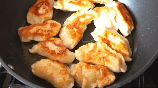 Jak smażyć pierogi na patelni, aby uniknąć przypalenia i przywierania